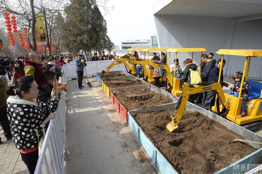 混凝土、娃娃版挖掘機(jī)、起重機(jī)